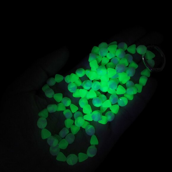 Uranium glass bead necklace - Picture 11 of 11